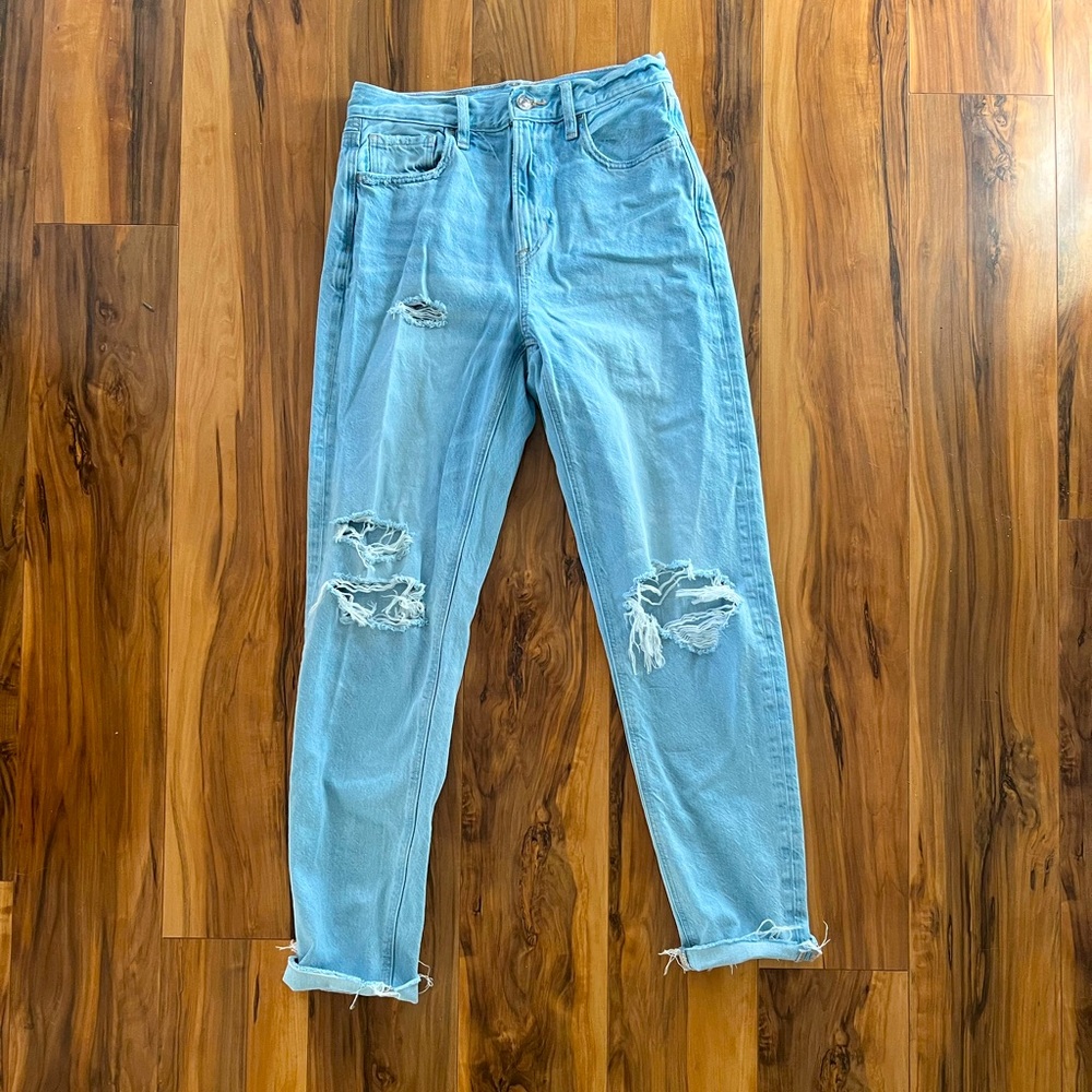 American Eagle Mom Jeans in Distressed Light Wash, size 2
